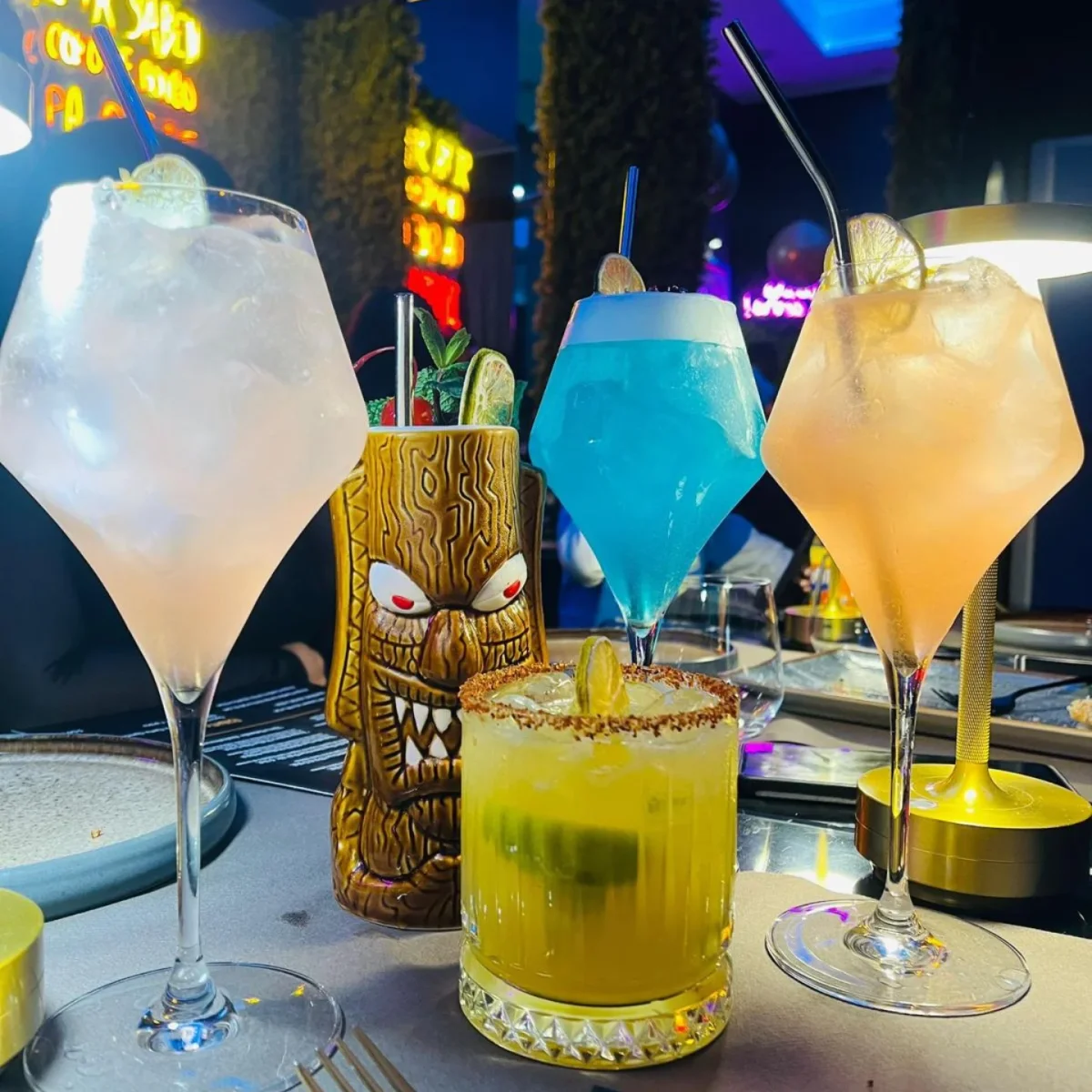 Selezione di cinque cocktail colorati sul tavolo di Ardito’s